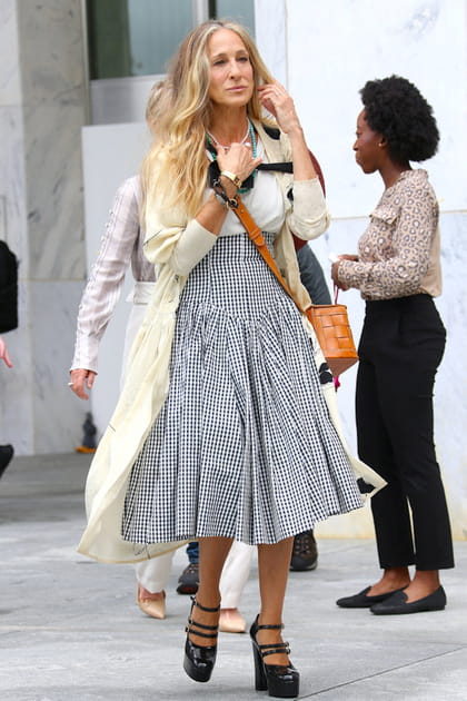 Carrie Bradshaw en&nbsp;jupe vintage noir et blanc imprim&eacute;e et babies compens&eacute;es Celine