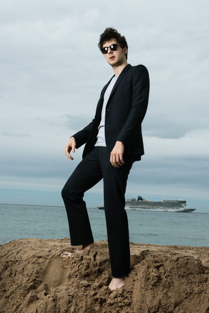 Vincent Lacoste en costume noir et T-shirt blanc