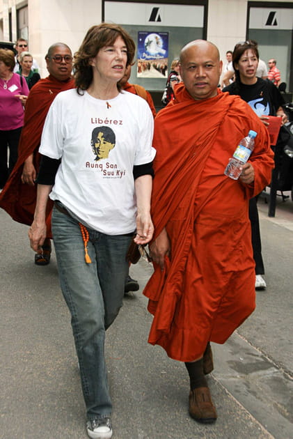 Lors d'une marche en faveur de la Birmanie au 61e Festival de Cannes, 2008