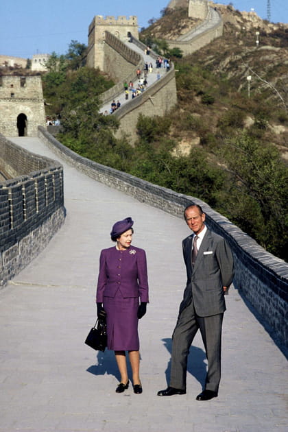 La reine Elizabeth II en tailleur pourpre