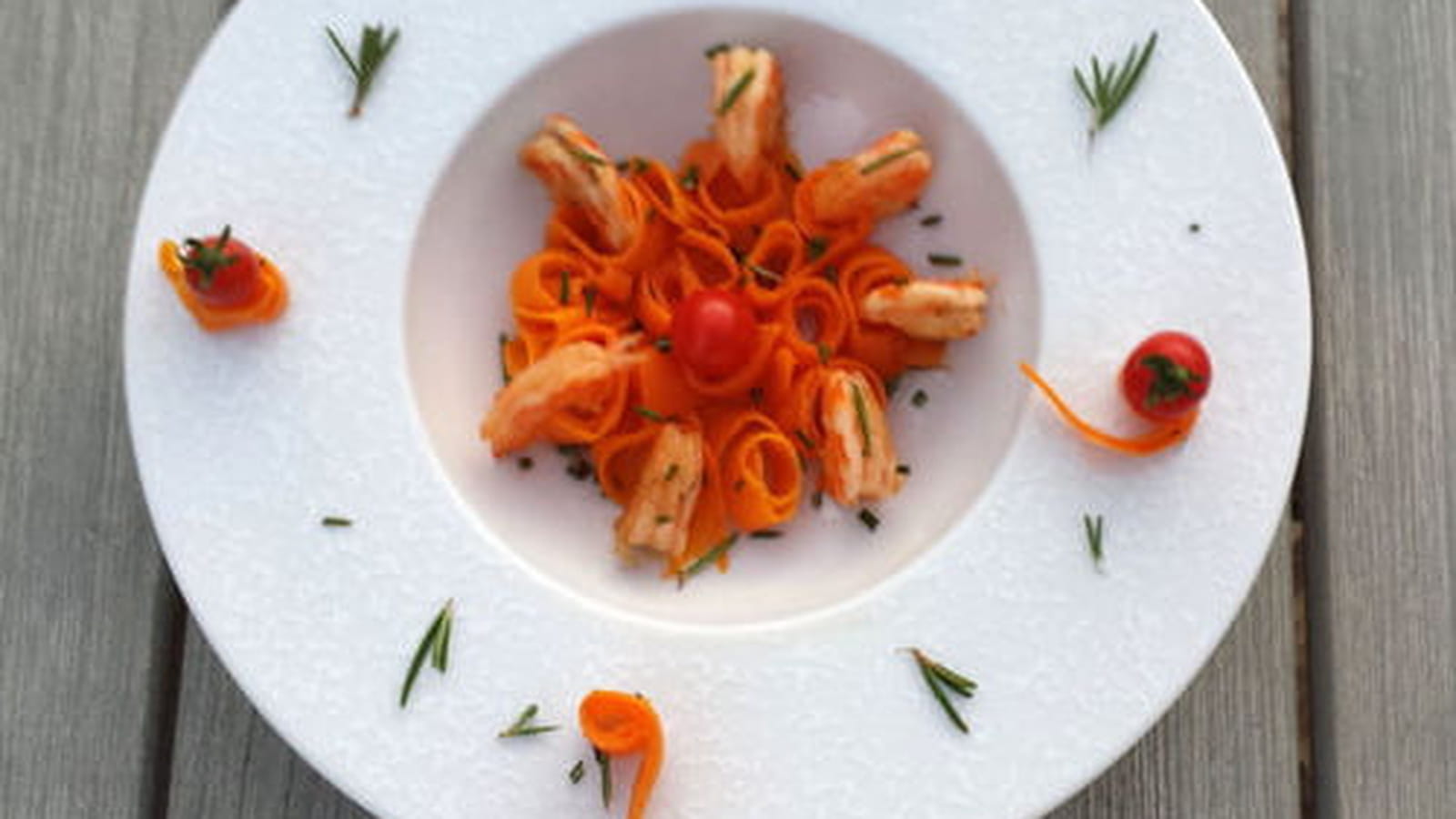 Crevettes marinées ail et romarin, carotte croquante