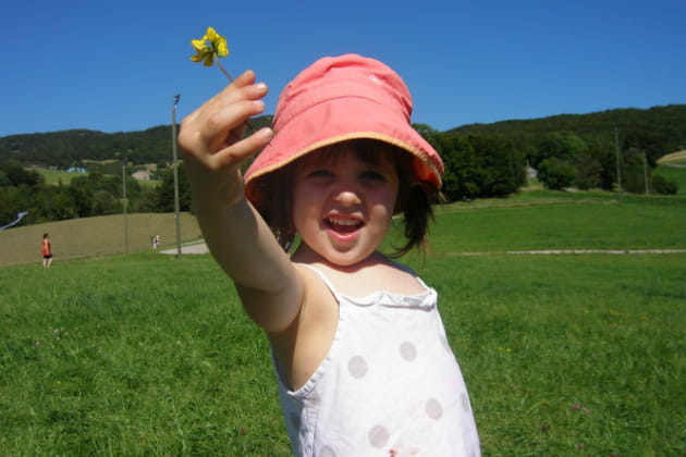 Lou, les fleurs et la montagne