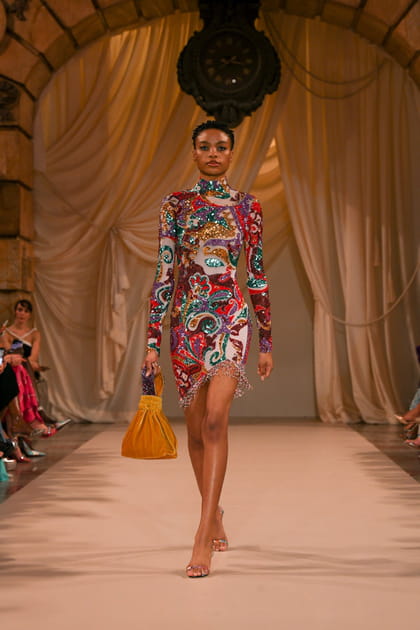 Robe &agrave; col montant et strass aper&ccedil;ue sur le d&eacute;fil&eacute; PatBo