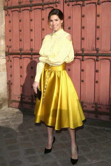 Laury Thilleman en jupe jaune satinée et pull découpé
