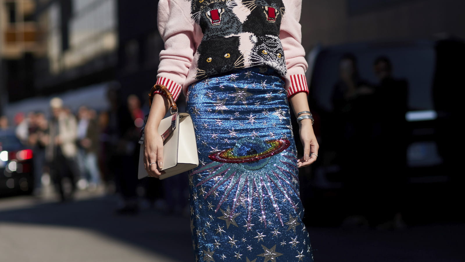 Le pull sur jupe crayon