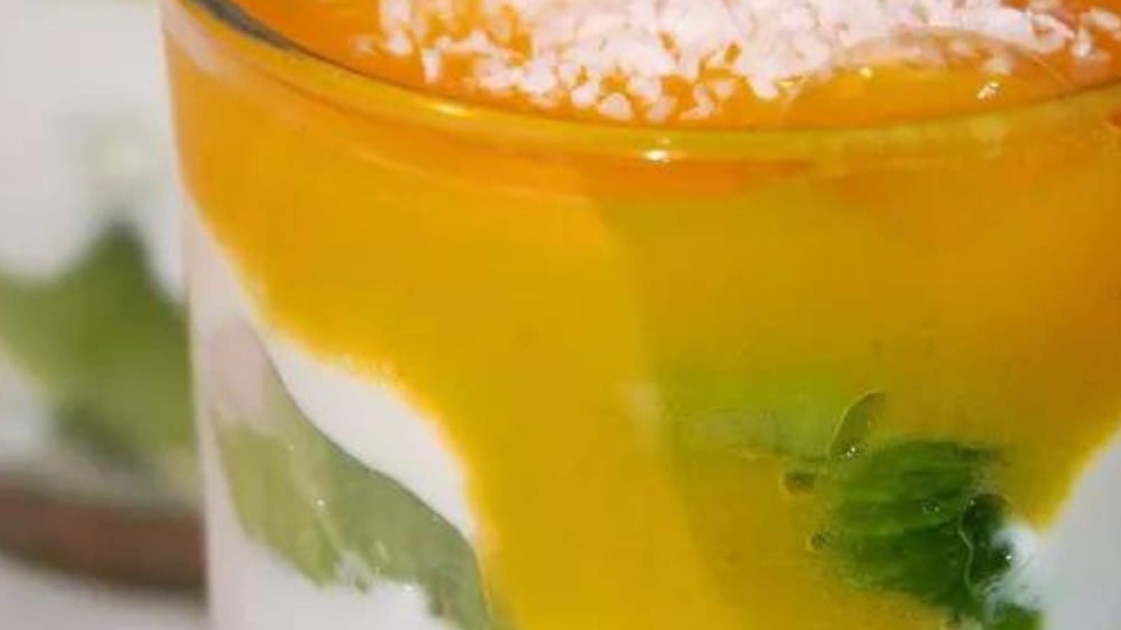 Verrines kiwis-mascarpone et coulis de mangue