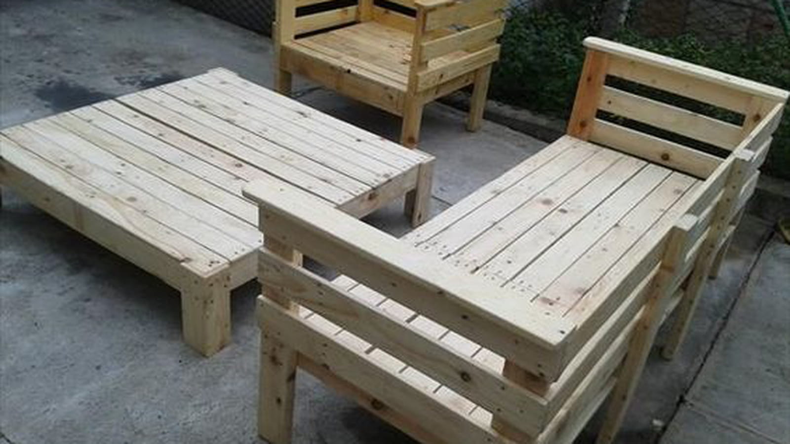 Banc, fauteuil et table basse