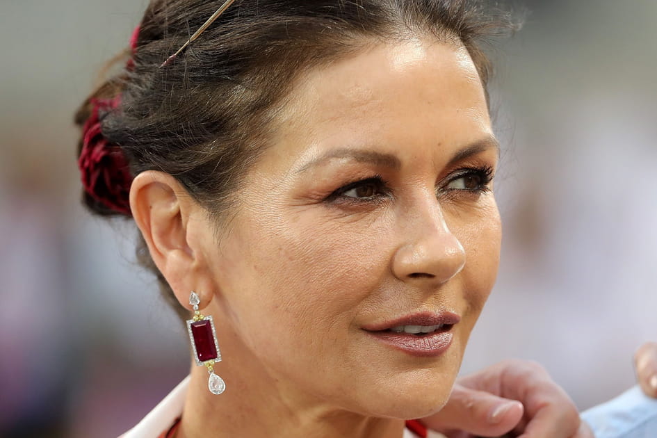 Catherine Zeta-Jones avec un chouchou rouge sur un chignon