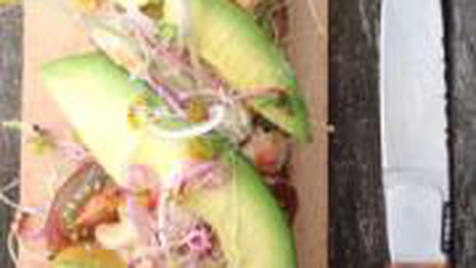 Sandwich avocat-crabe multicolore