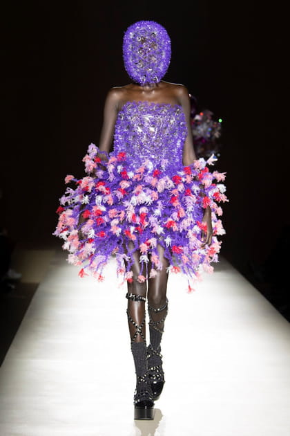 Robe violette bustier à fleurs aperçue sur le défilé Noir Kei Ninomiya