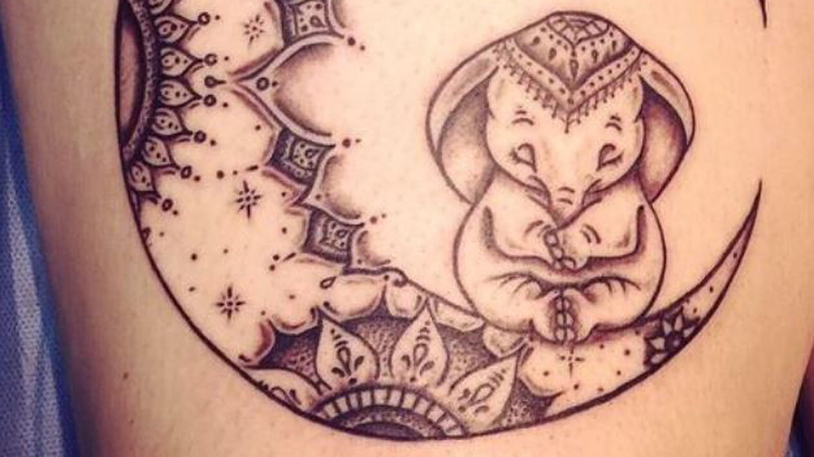 Éléphant et lune sur la cuisse