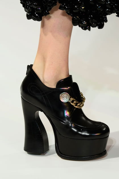 Les mocassins &agrave; plateforme et cha&icirc;ne du d&eacute;fil&eacute; Maison Margiela