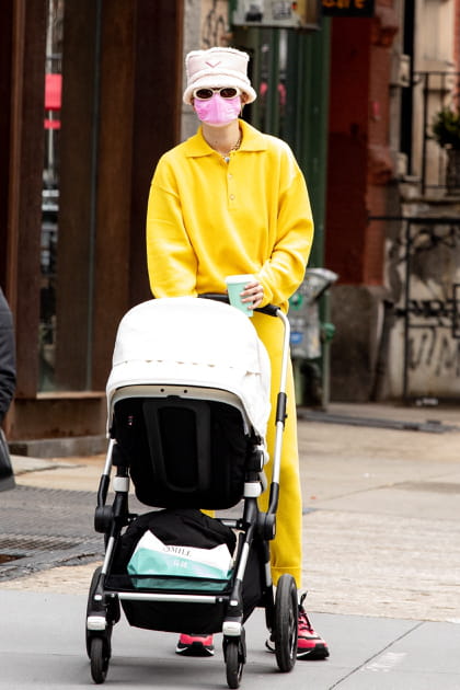 Gigi Hadid en total look jaune et bob