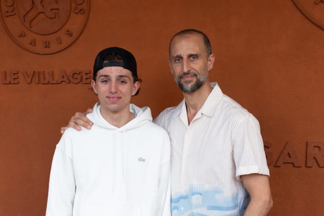 Ari&eacute; Elmaleh pose avec son fils adolescent au photocall de Roland-Garros