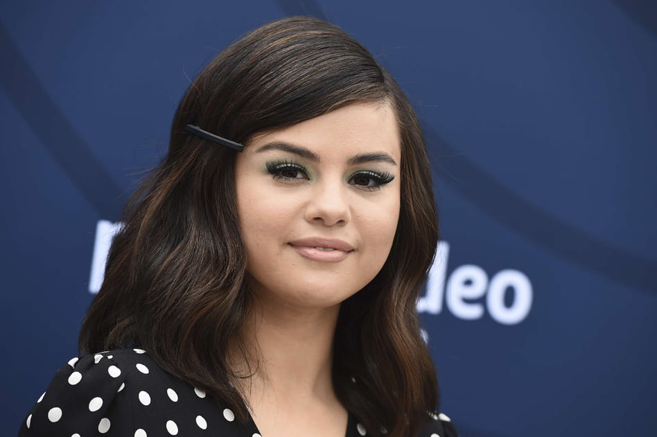 Selena Gomez avec une barrette noire matte