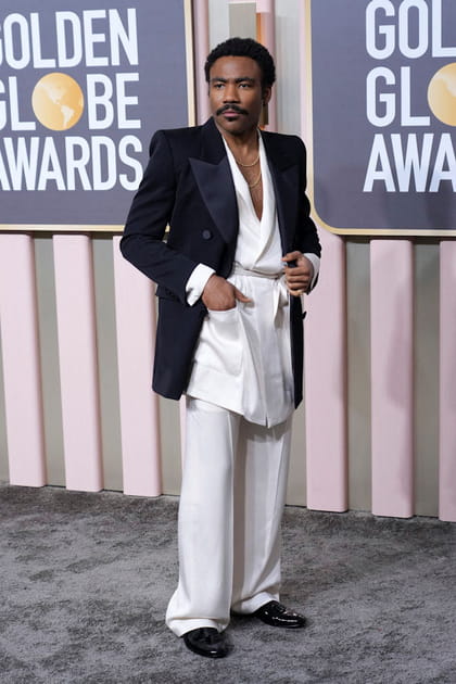 Donald Glover en costume blanc et noir Saint Laurent