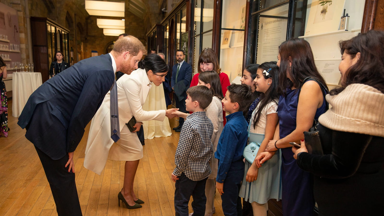 Prince Harry et Meghan Markle saluent des enfants au Musée d'Histoire Naturelle de Londres 