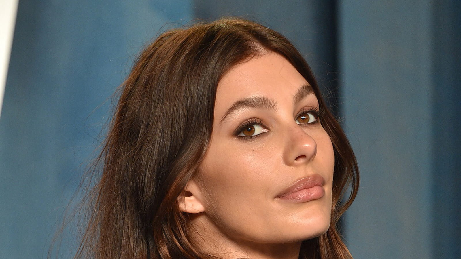 Camila Morrone en brune
