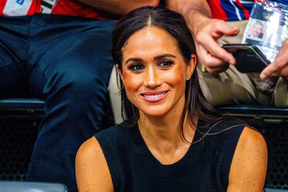 La demi queue-de-cheval simple de Meghan Markle