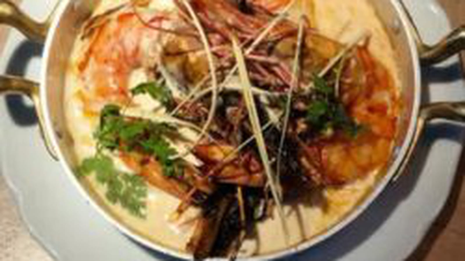 Gambas en cassolette, lait de coco citronnelle, et riz créole & Old Kaffir