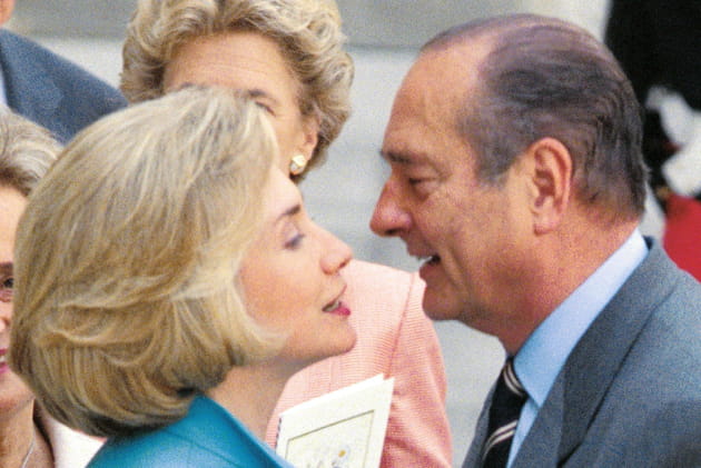 Jacques Chirac fait la bise à Hillary Clinton