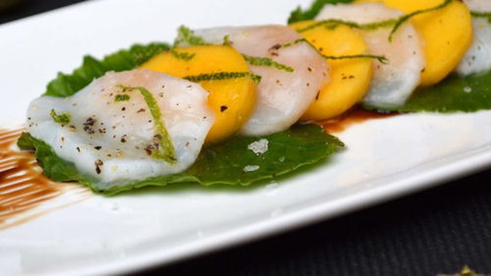 Carpaccio de Saint-Jacques marinées au citron vert, mangue et feuilles de wasabi