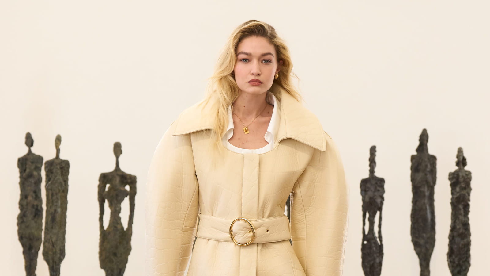 Tous les looks du défilé "Les sculptures" de Jacquemus à la fondation Maeght