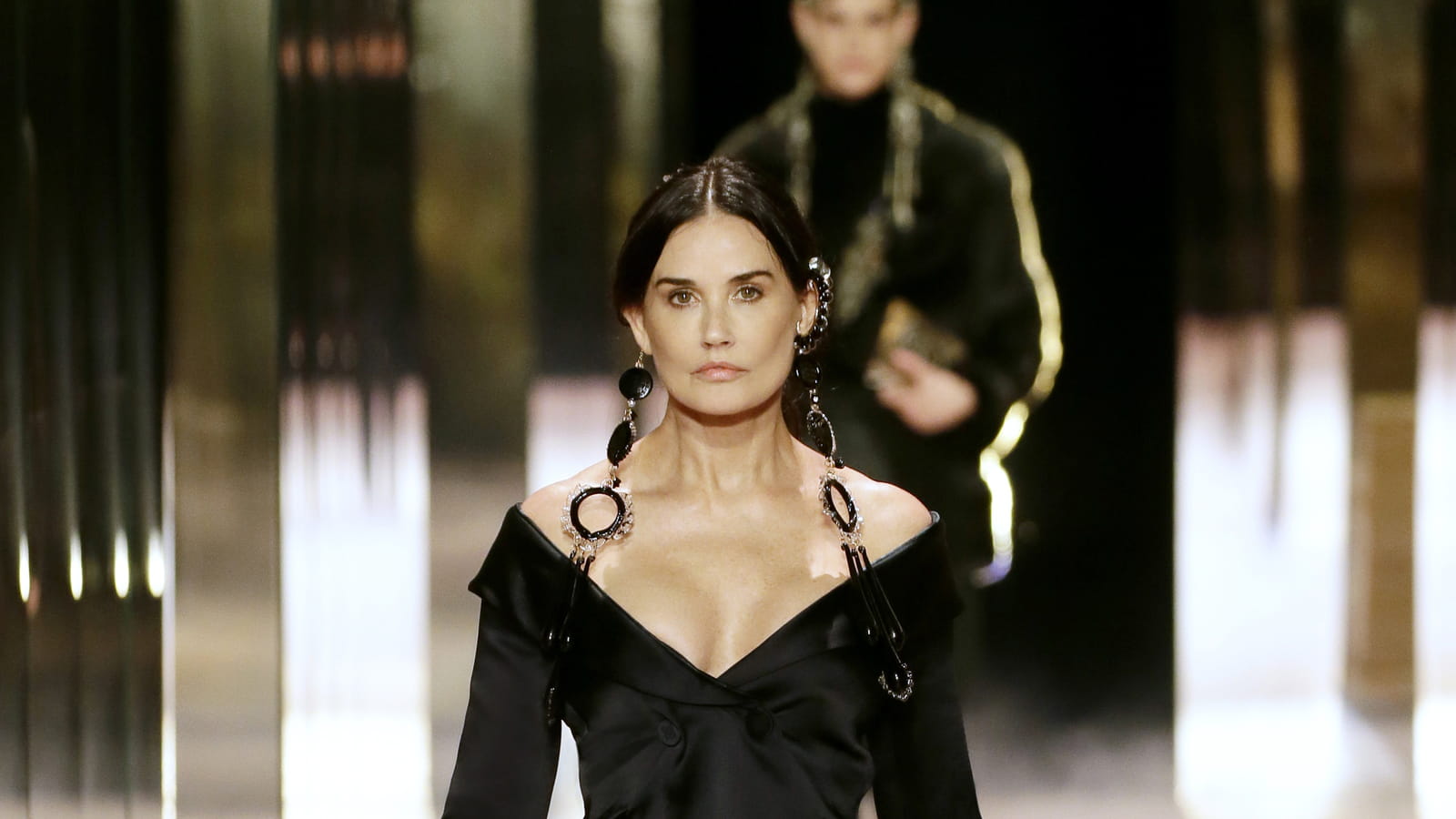 Look 1 par Demi Moore 