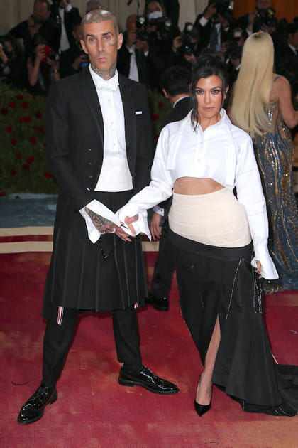 Travis Barker et Kourtney Kardashian en jupes noires et chemises blanches