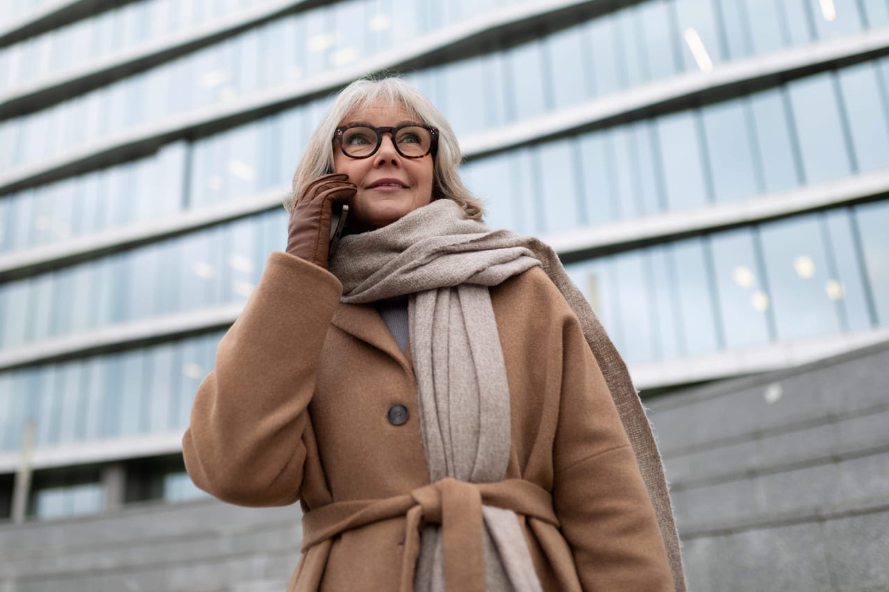 Ã€ 63Â ans, elle enfile ce blouson viral et tout le monde pense qu'elle en a 40