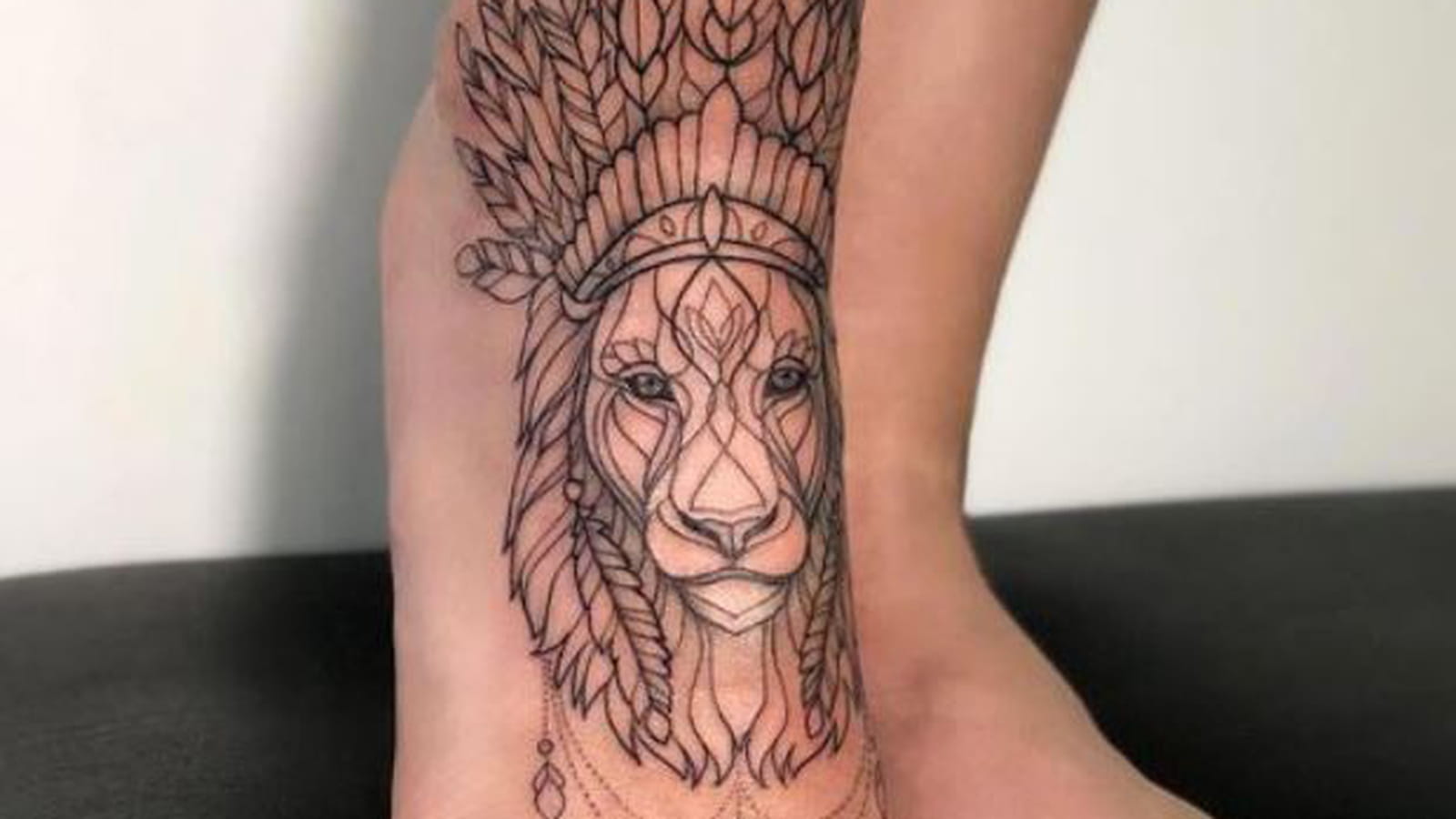Lion et coiffe indienne sur le pied