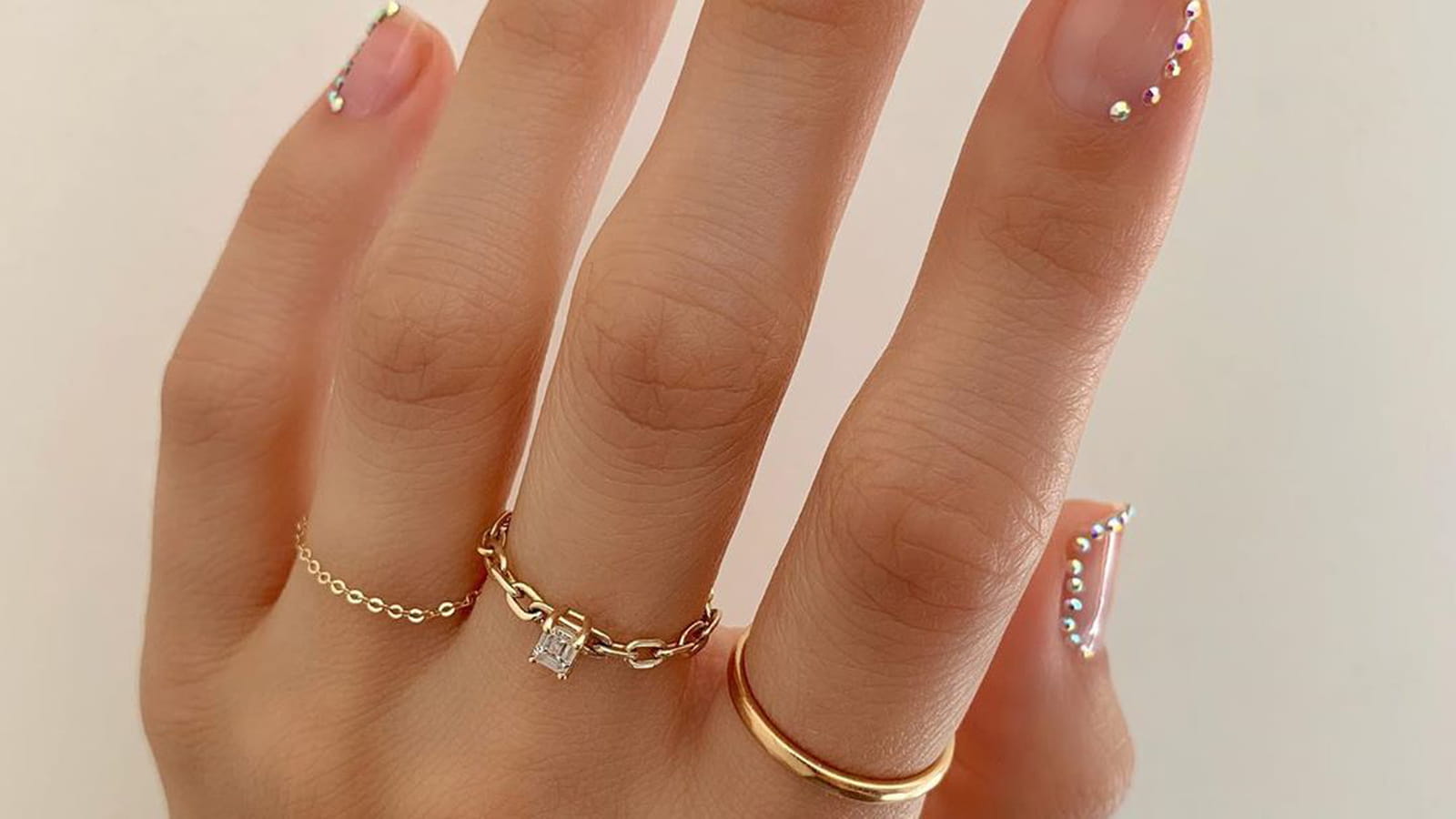 Une manucure à strass