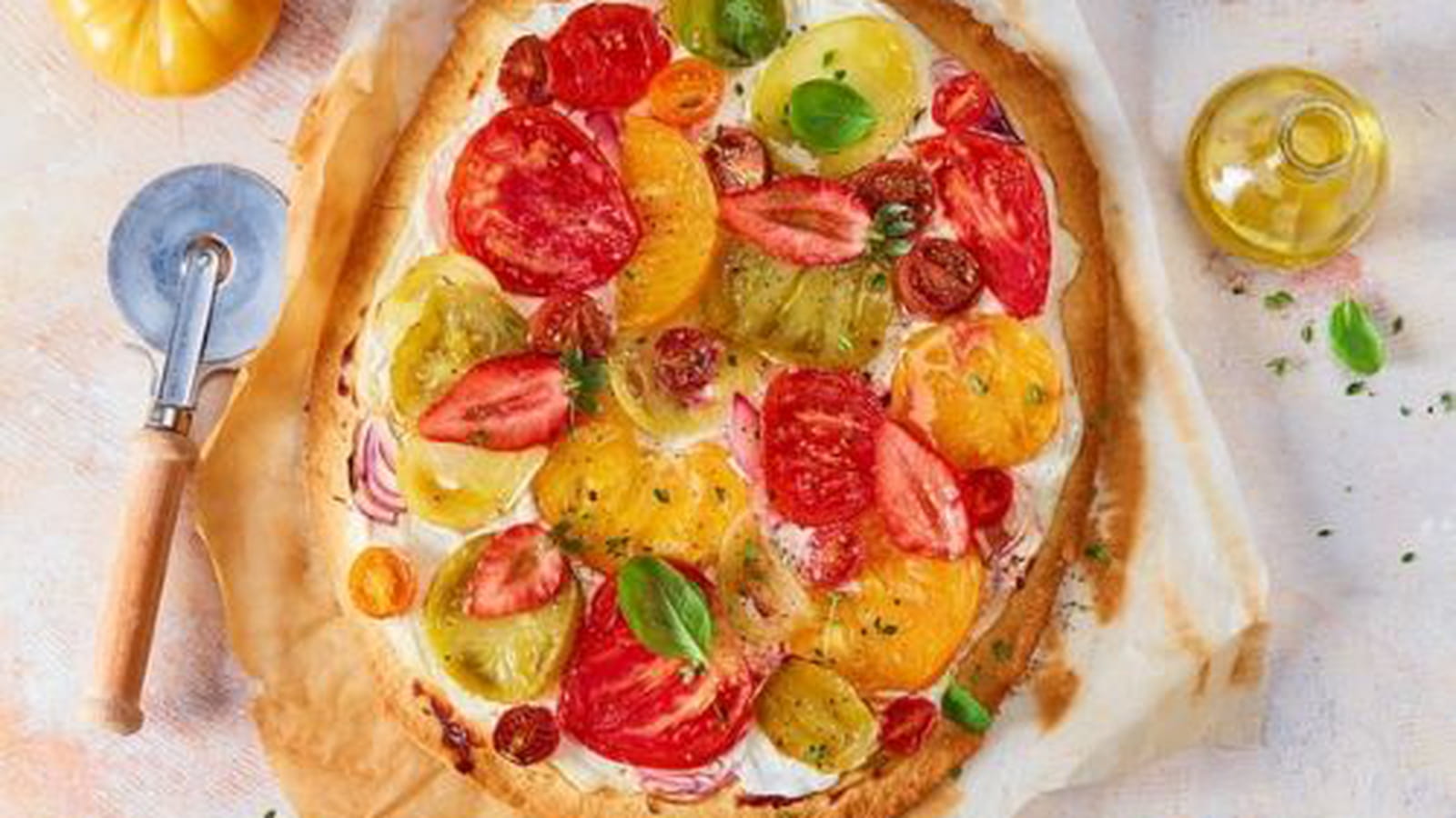 Tarte fine au St Môret, tomates et touche de fraises