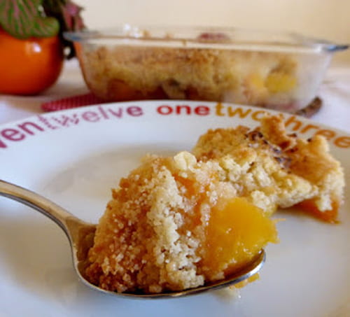 Crumble aux pêches, abricots et bananes