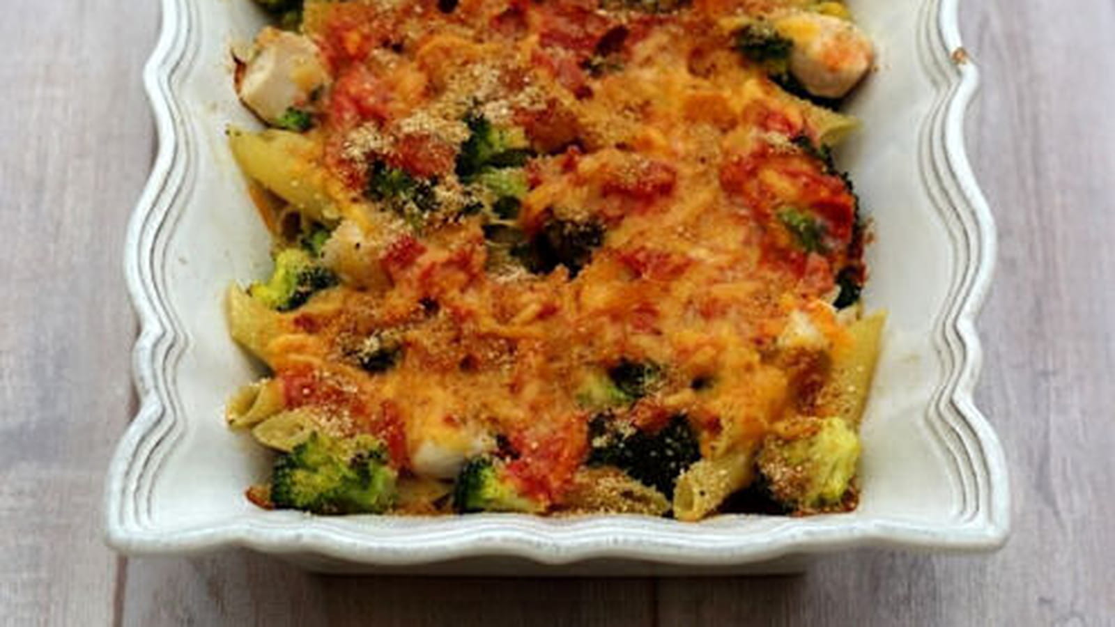 Gratin de pâtes au poulet, brocolis, tomates et cheddar