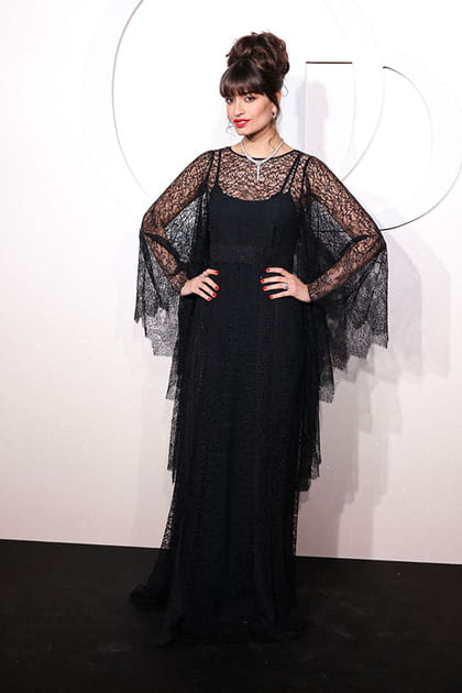 Clara Luciani en robe à dentelle noire