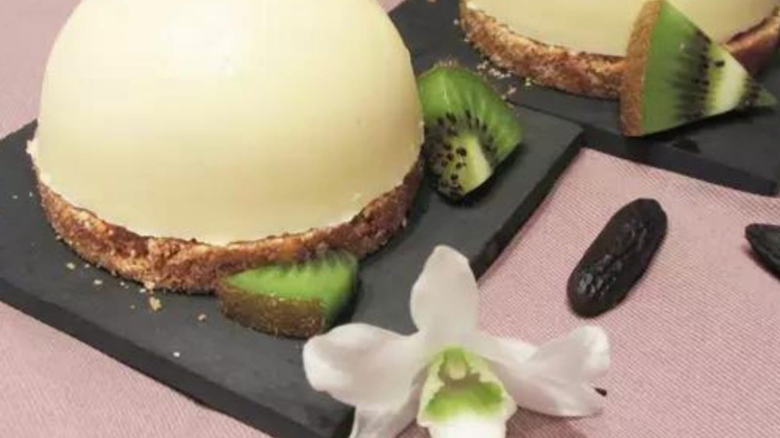 Dômes chocolat blanc, mousse tonka et coeur kiwi