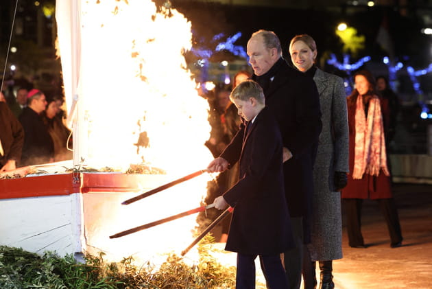 Embrasement de la barque sur le quai Albert-1er pour la Saint-D&eacute;vote