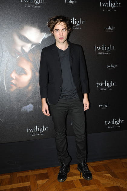 Robert Pattinson en costume noir et boots à lacets