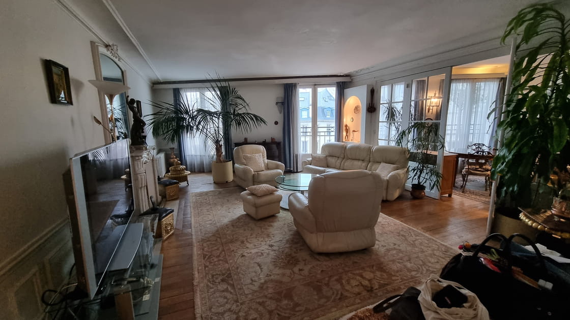 Avant&nbsp;: un salon &agrave; la d&eacute;co dat&eacute;e