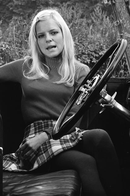 France Gall en minijupe écossaise et pull à col roulé