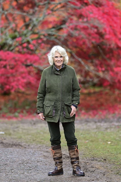 Camilla Parker-Bowles en veste kaki et bottes de pluie