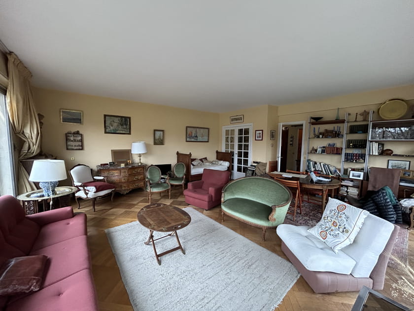 Avant&nbsp;: un salon &agrave; l'ancienne mal d&eacute;limit&eacute;