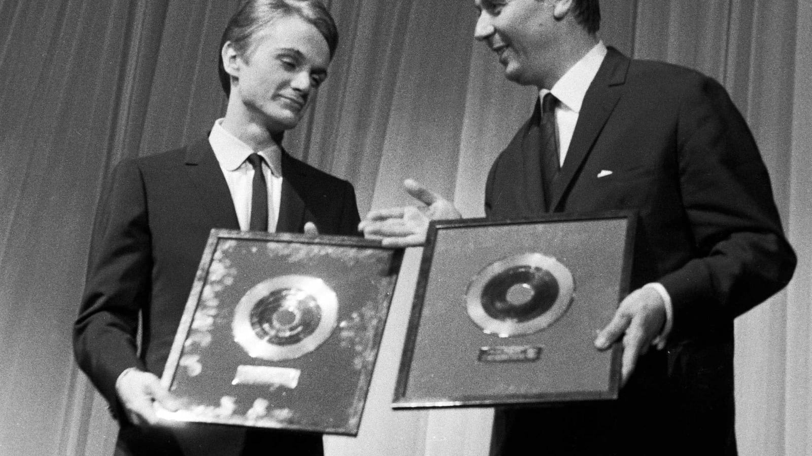 Cloclo reçoit un disque d'or à l'Olympia en 1963