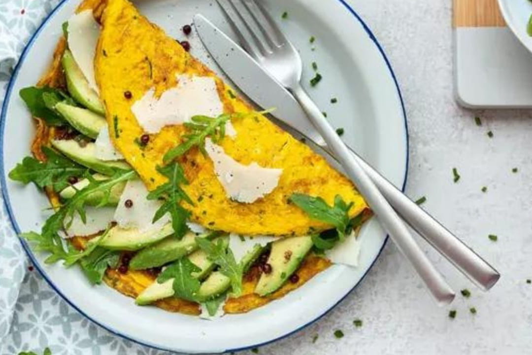 omelette-l-avocat-au-parmesan-et-aux-herbes