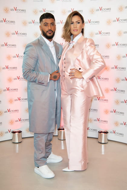 Vitaa en ensemble de costume satiné rose pâle