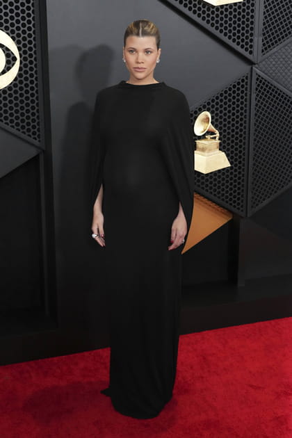 Sofia richie en robe noire à cape Saint Laurent