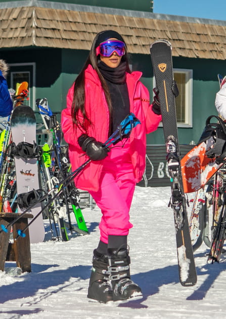 Kim Kardashian en ensemble rose fuchsia et bottes de ski