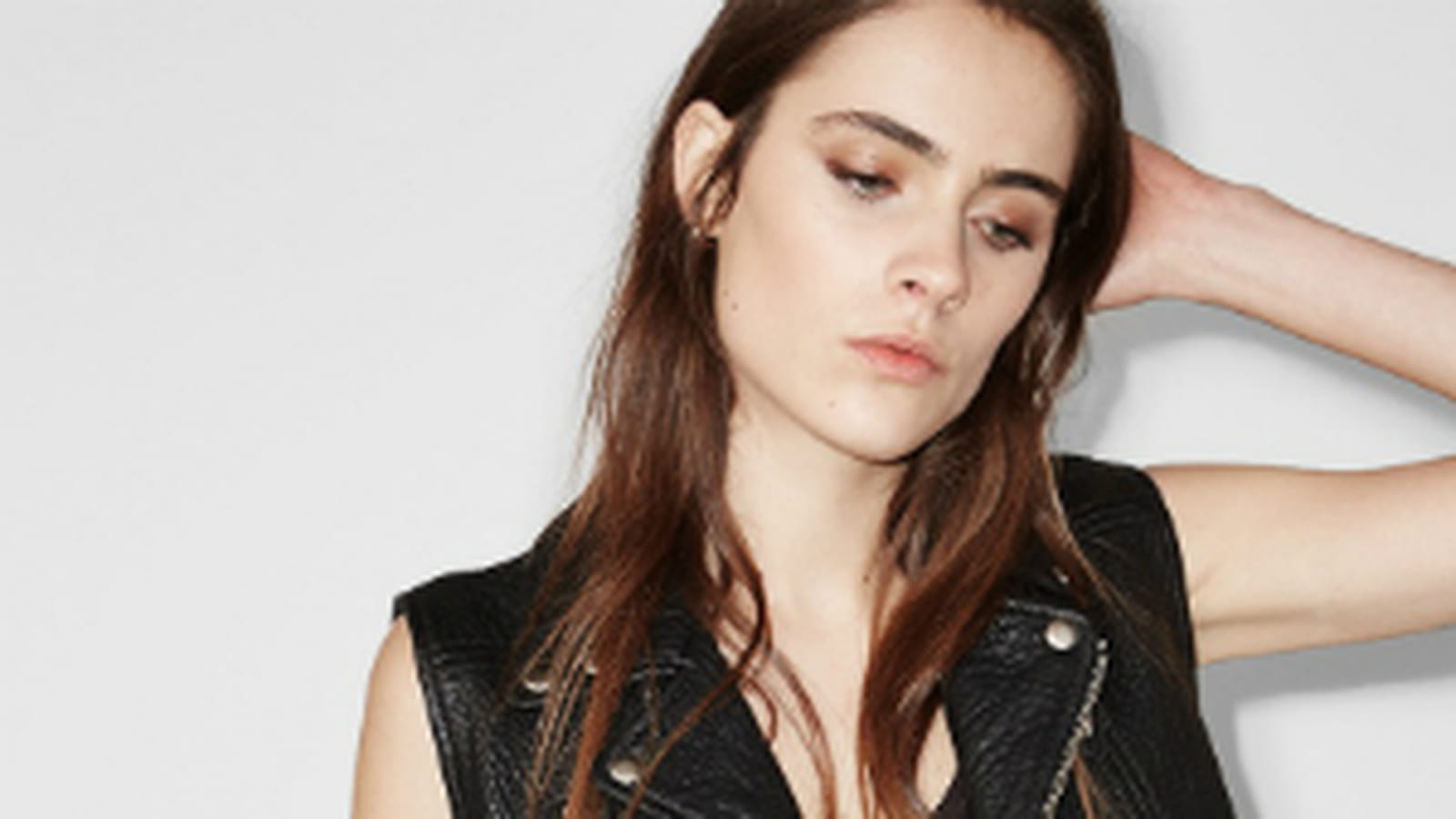 The kooples Sport   blouson biker sans manches en cuir bubble noir 425e 300x400