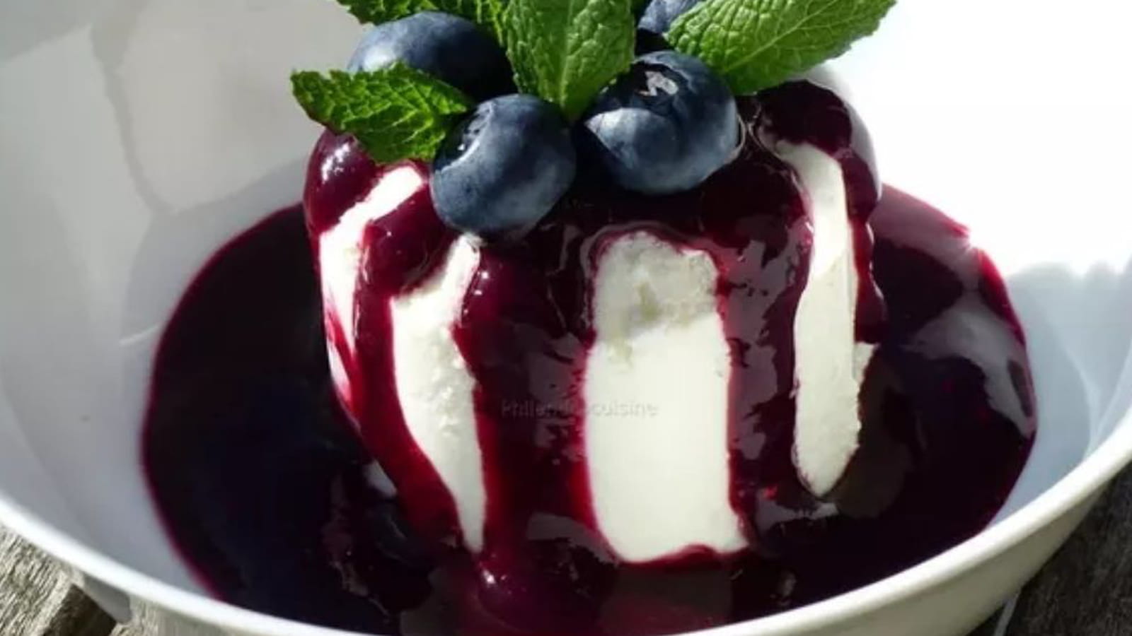 Blanc-manger aux amandes, coulis de fruits rouges